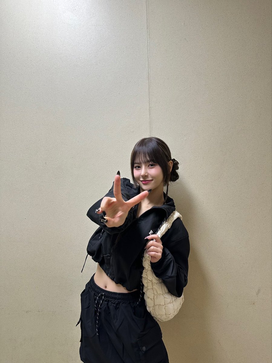 EVERGLOW_twt's tweet photo. [#이유] 신나는 퇴근길🎶 https://t.co/V6fIvzwbeK