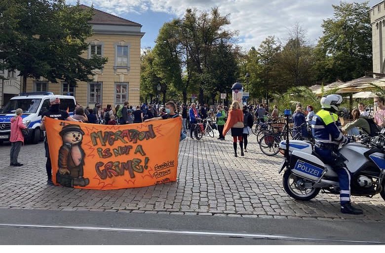 JibranKhalil10's tweet photo. Abschiebungen gefährden Leben!

Demo: Freitag 8.9., 17Uhr am Hbf Eberswalde.

Ein Abschiebeversuch der Polizei in Eberswalde endet mit einer lebensgefährlichen Panikreaktion. Am Morgen des 5. Sept. springt ein junger vom Balkon im 5. Stock. 

Der Junger Mann ist liegt in Koma🥹 https://t.co/P0ikdS58i4