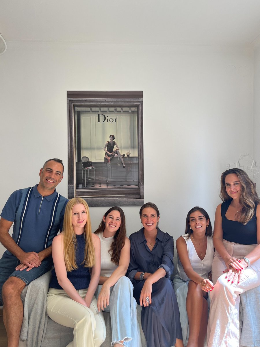 ¡Feliz vuelta al cole! 📚💼 Hoy en las oficinas de #RetailAcademy en Barcelona estamos rebosantes de energía. Nos reunimos hoy para la #vueltaalcole y, recibir con los brazos abiertos a nuestra compañera María. 🙌🎉

Pss... ¡Pronto compartiremos más detalles sobre ella! 😄✨