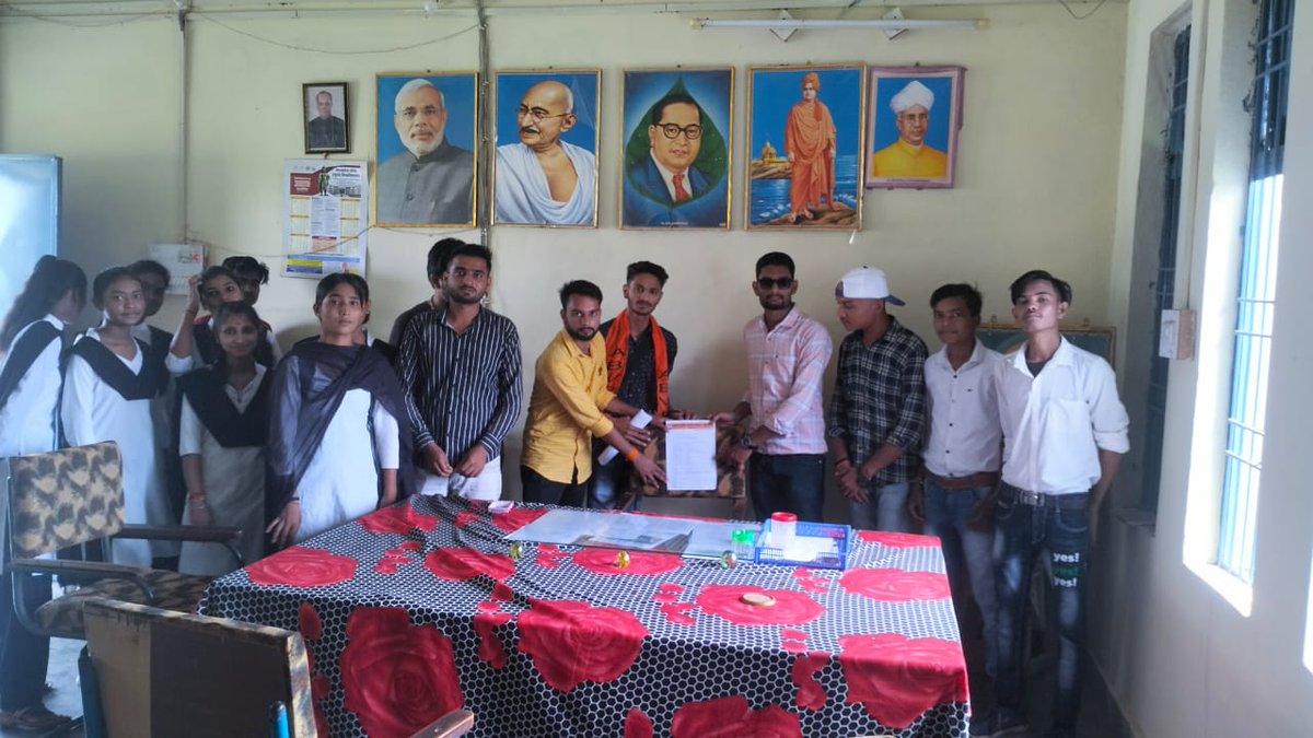 rajtomar01's tweet photo. @DrMohanYadav51
@ChouhanShivraj
@CollectorPanna
आज एबीवीपी के छात्र-छात्राओं ने शासकीय महाविद्यालय शाहनगर में प्राचार्य की खाली कुर्सी को 12.00 बजे ग्यापन सौंपा जिसमें देखा गया कि प्राचार्य जी की अनुपस्थिति रही और छात्र-छात्रा ने बताया की प्राचार्य प्रतिदिन 1:00 बजे आती
है https://t.co/VnZLKYdXYx