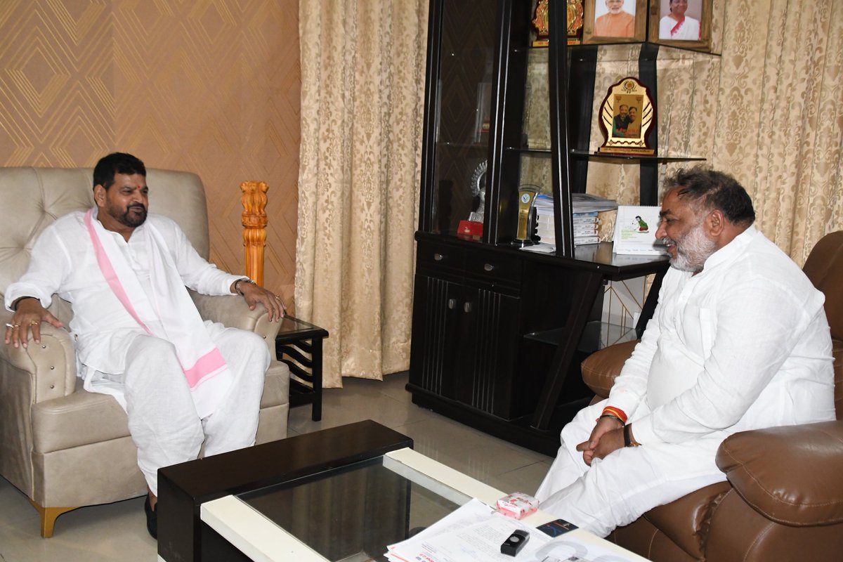 dayashankar4bjp's tweet photo. आज लखनऊ स्थित अपने आवास पर कैसरगंज के लोकप्रिय सांसद श्री @BrijBhushanMP  जी से स्नेहिल भेंट किया। https://t.co/yM66PS9nBM