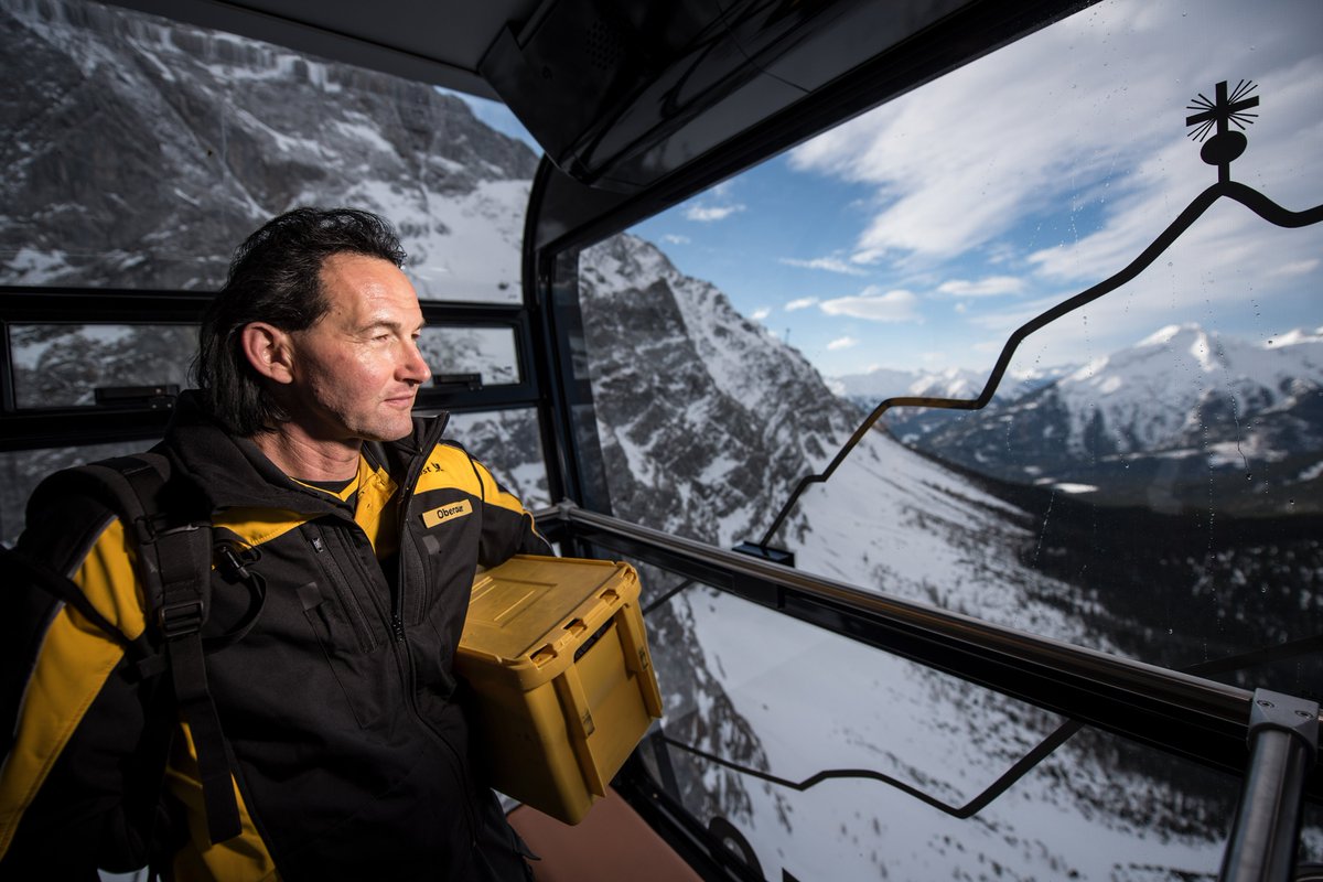 dpdhl_fra's tweet photo. Wer wissen möchte, wie unsere Münchner Pressesprecherin Jasmin #Derflinger @dpdhl_muc auf Deutschlands höchsten Gipfel - die #Zugspitze - kam und was  Postbote Andreas Oberauer damit zu tun hat,... die Lösung gibt's in unserem neuen regioPostCast  🎙️🎤👉https://t.co/1RlBRCOX9g https://t.co/43M4d3j6LY
