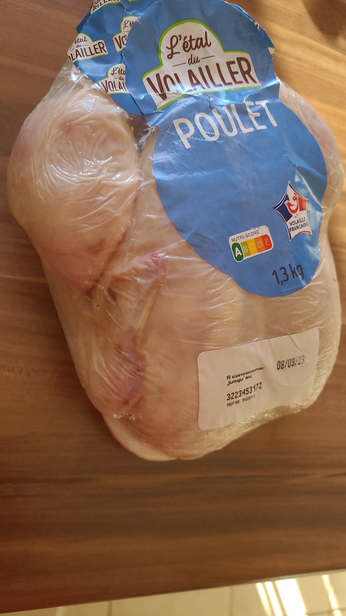 sableavir's tweet photo. Acheté chez @lidlfrance il y a 3 jours ; c'est français mais c'est déjà avarié, ce n'est pas ouvert et à consommer jusqu'au 8/09. Chaine du froid respectée et pourtant... merci @lidlfrance pour ce gaspillage et qui paye ? Bah c'est moi et sans manger de poulet !  #remboursement https://t.co/gHDsJd6y5w