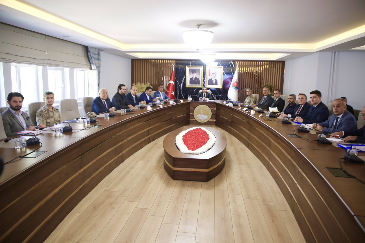 Valimiz Sn.Cevdet Atay’ın başkanlığında, kurum müdürlerinin katılımıyla ‘Okul Öncesi Asayiş ve Trafik Tedbirleri’ gündemiyle yapılan toplantımızı gerçekleştirdik.