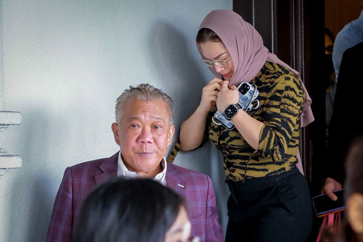 bharianmy's tweet photo. Mahkamah melepas, bebas Bung Moktar Radin & Zizie Izette 3 pertuduhan rasuah RM2.8 juta #mahkamah https://t.co/Q5s5pNK37i