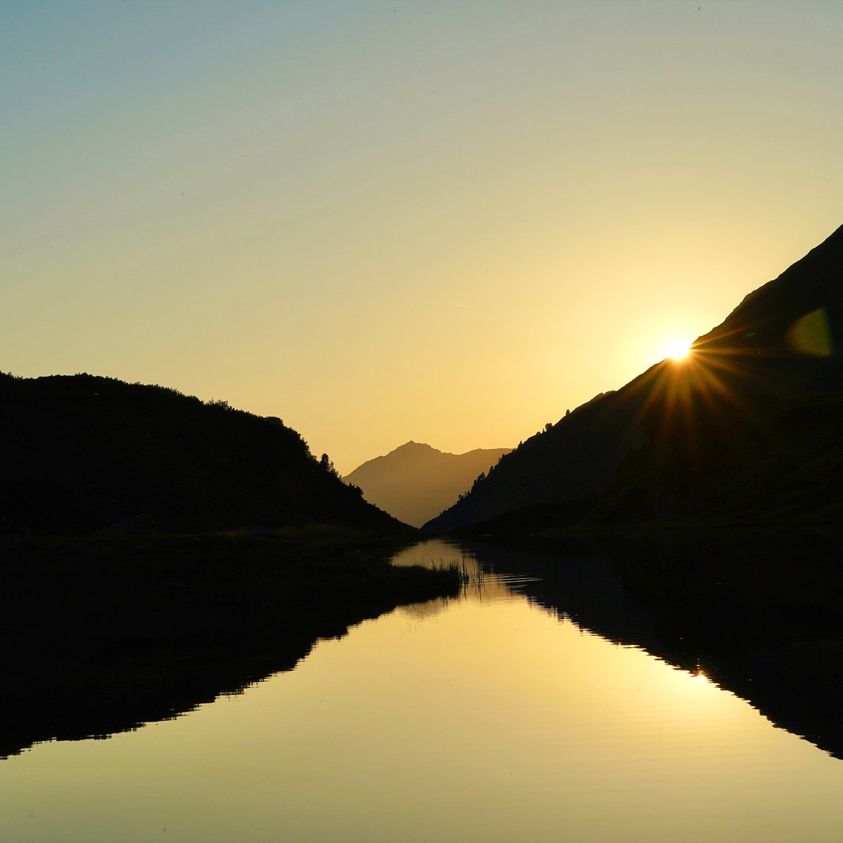 StantonReview's tweet photo. Round off a day well-spent with a stunning sunset over the Langsee 🥰
📷 Christian Suggi Schranz
#stantonamarlberg #langsee #verwall #sunset #sunsetlovers #sunsetphotography #dawn #austria https://t.co/mfx5Z4WMxG