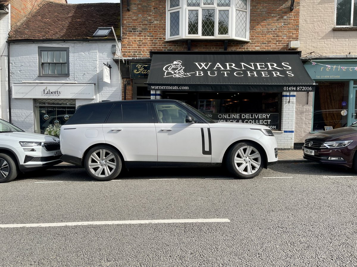 SteveFowler's tweet photo. Got it in with four-wheel steering, got it out with four-wheel steering 😀 https://t.co/KrcUAt065o
