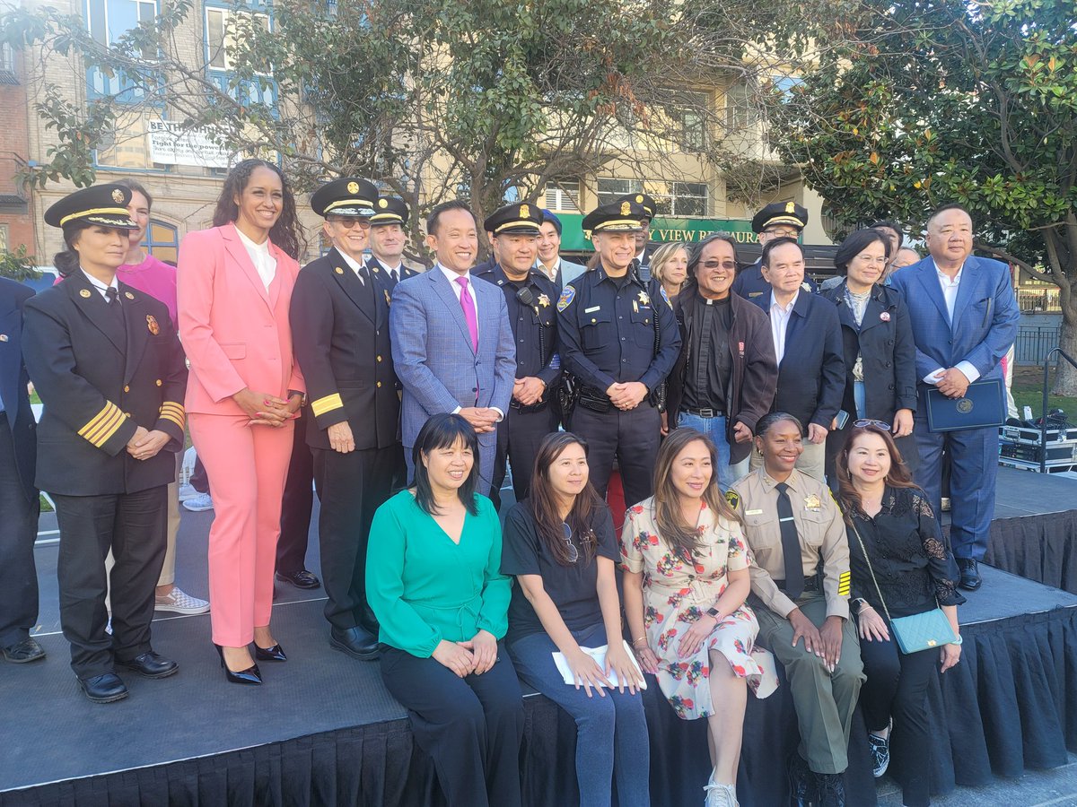 SFFDNERT's tweet photo. It was national night out for Chinatown and #NERT volunteers were front and center sharing #preparedness in the community #SFReady #CERT https://t.co/1voaUxvHb6