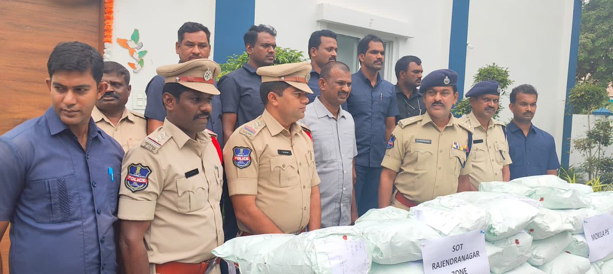 DcpRjnrzone's tweet image. CONDUCT #PRESSMEET ON 7-9-23 ON GANJA CASE WHERE #MOKILA #POLICE &amp;amp; SOT #RAJENDRANAGAR INTERCEPTED THE TRAFFICKING OF BANNED #GANJA TRANSPORTING FROM MALKANGIRI OF #ODISHA TO #BANGALORE VIA #HYDERABAD - SEIZED (120) KGs OF GANJA, WORTH RS. 24,00,000/- &amp;amp; (02) 4 WHEELER,(04) MOBILES