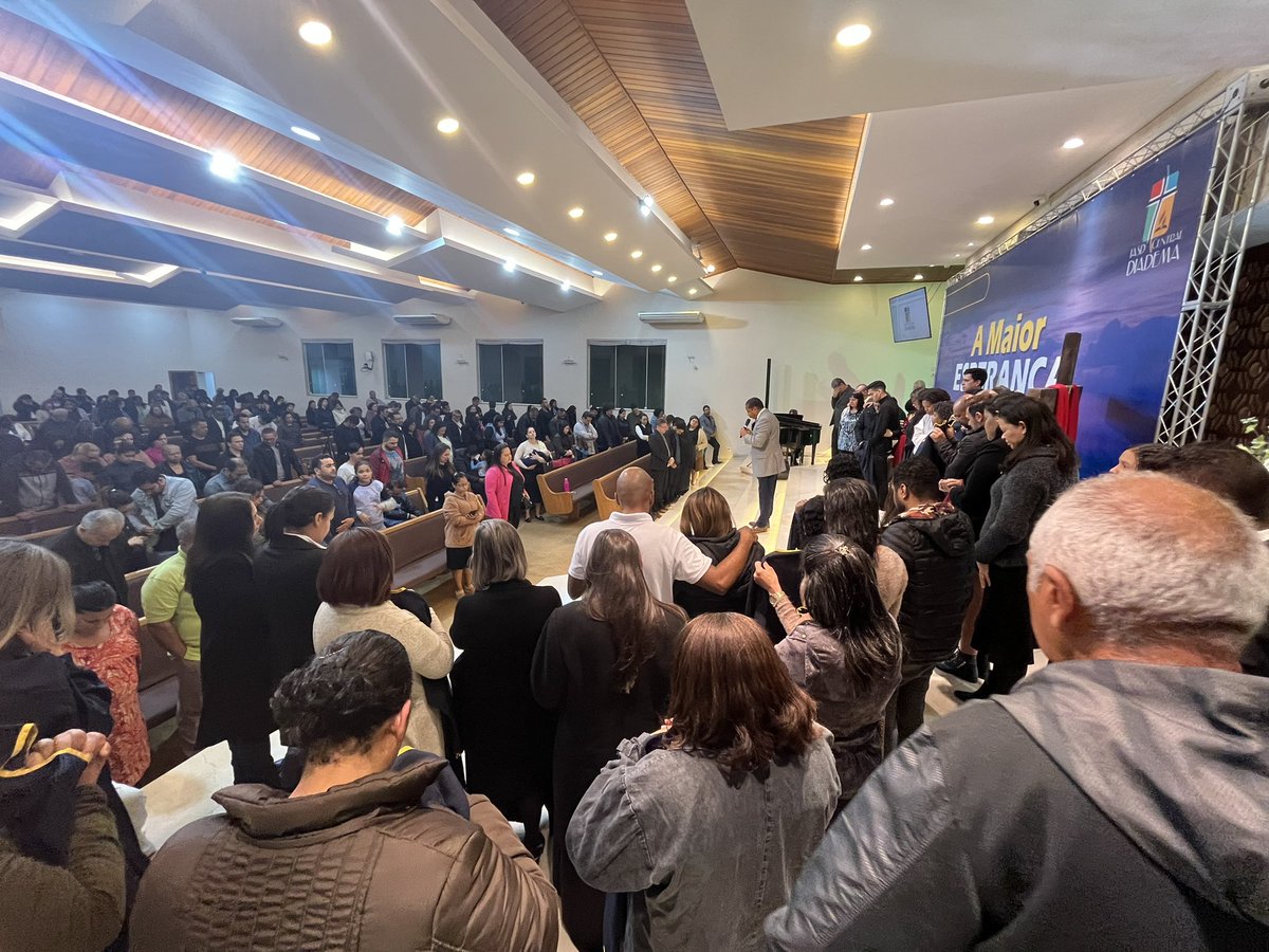 PrLuisGoncalves's tweet photo. Noite espetacular de #Evangelismo e apelos e entrega de túnicas de #Batismos! Foi emocionante! Na IASD Central de Diadema! Louvado seja Deus! https://t.co/MWHe6s8qRg