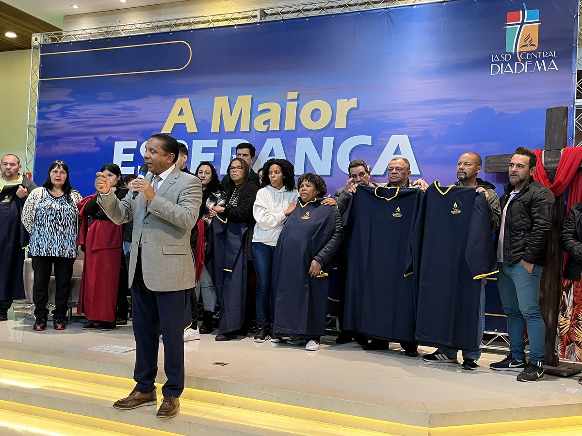 PrLuisGoncalves's tweet photo. Noite espetacular de #Evangelismo e apelos e entrega de túnicas de #Batismos! Foi emocionante! Na IASD Central de Diadema! Louvado seja Deus! https://t.co/MWHe6s8qRg