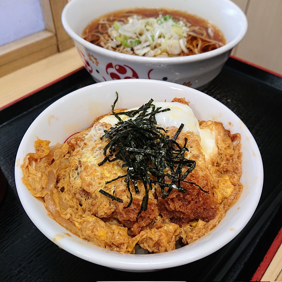 SNZinakamono's tweet photo. 🌤️ランチ🍙 駅そば🚆
温そばﾐﾆかつ丼セット🍚🥢
100円アップ↑も満席御礼🎊
庶民の味わいは落ち着くー👍️
午後もスマートに👔 https://t.co/t7GtCHYE8N