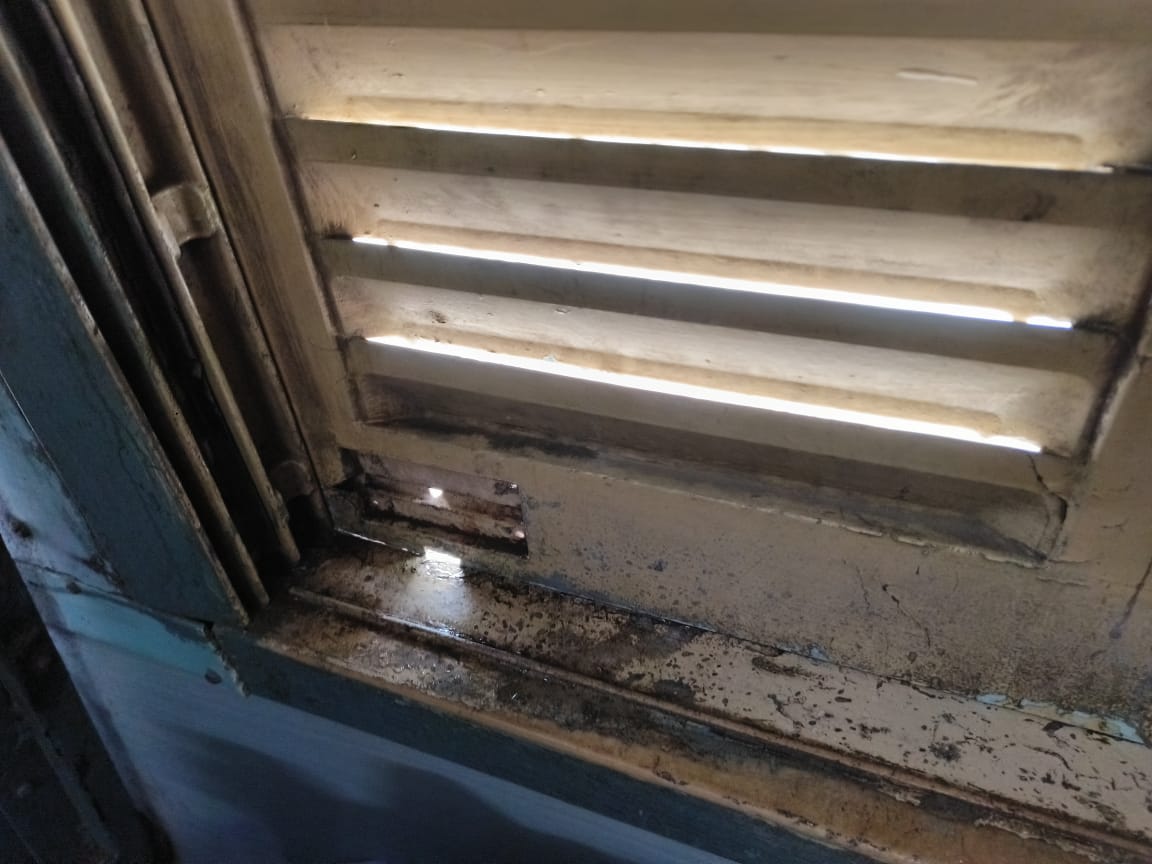 dipankar_ghose's tweet photo. @RailMinIndia
Broken Window # 13104# Bhagirathi Express#Coach DE-1#Seat-90 https://t.co/Pn6YMLIKMT