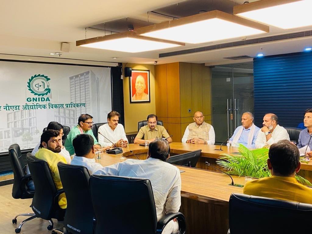 SachinGBN's tweet photo. जब सरकार में नही थे तब सड़क पर बैठ कर किसानो की लड़ाई लड़ी .आज सरकार में है तो किसानो को उनका हक़ कैसे मिले इसके लिए चार चार घंटे तक अधिकारियों की मीटिंग ली .समय बदल गया गया लेकिन नही बदली सोच .यूँही कोई @DhirendraGBN और @surendrasnaagar नही बन जाता ...@myogiadityanath @PMOIndia https://t.co/TNmjVVaotW
