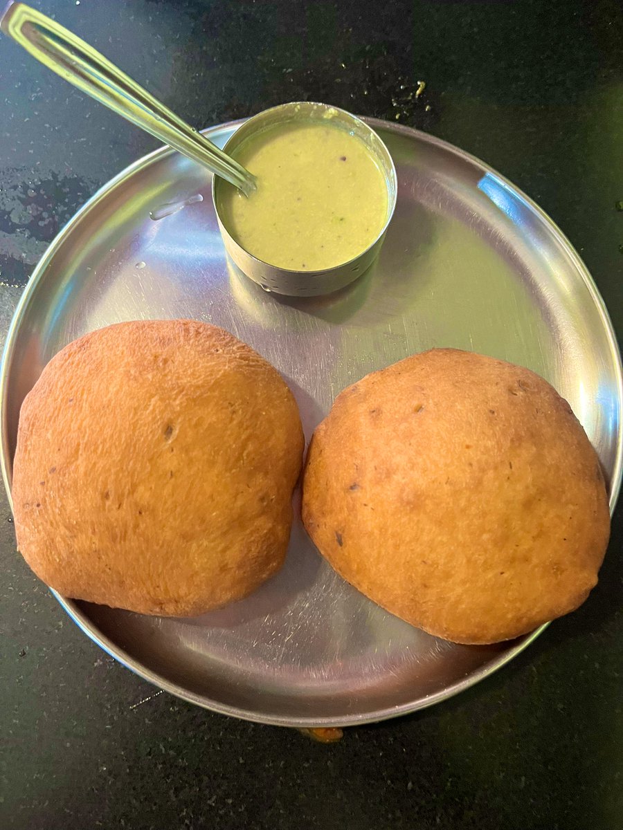 0xMahi's tweet image. కురుక్షత్ర యుద్ధంలో రెండు సైన్యాలకు వండి వార్చినరంట, ఏదీ.. మాకూ కొంచం రుచి చూపించండి అంటే..
బటన్ ఇడ్లీ, బనానా బన్ను, మసాలా దోసె.
@ #MitraSamaj #Udupi
#Janmashtami2023