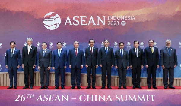 JiRongCHN's tweet photo. #China, #ASEAN blaze path of long-term friendship, development -- Chinese premier #LiQiang https://t.co/bVhkDrjaKU

#ASEANPlusThree countries share common home, common interests and common opportunities -- Chinese premier #LiQiang https://t.co/7r4OFbBDgu https://t.co/JfJBFpbYSF