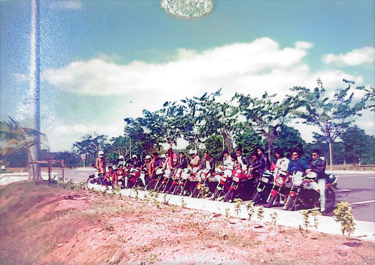 Geng motor dulu2 mesti pakai lengkap bukan macam sekarang 😆

#TBRnostalgia  #TheBikersRanger #tbr #kapcaijahat #jenterapejuang #duniaduaroda #kapcai #ride #convoi #santai #cuprix #motor #malaysia