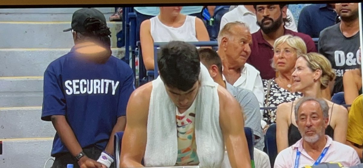 #Dhoni @usopen watching Alcaraz vs Zverev , one sided match in a hot hot New York mid night #MSDhoni𓃵 #AlcarazvsZverev #USOpen2023 Alcaraz leading 6-3,6-4,4-4