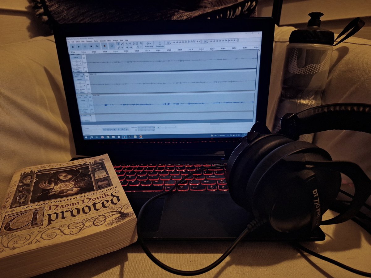 In hs a girl told me she wanted to listen to me read Twilight.
15 yrs later I bought a house & turned a closet ➡️ an audio booth.
This year I'm reading Tolkien to my husband.
This week I'm auditioning for @PRHAudio's #Narrator Mentorship Program.
#VoiceoverJourney  #StayHydrated