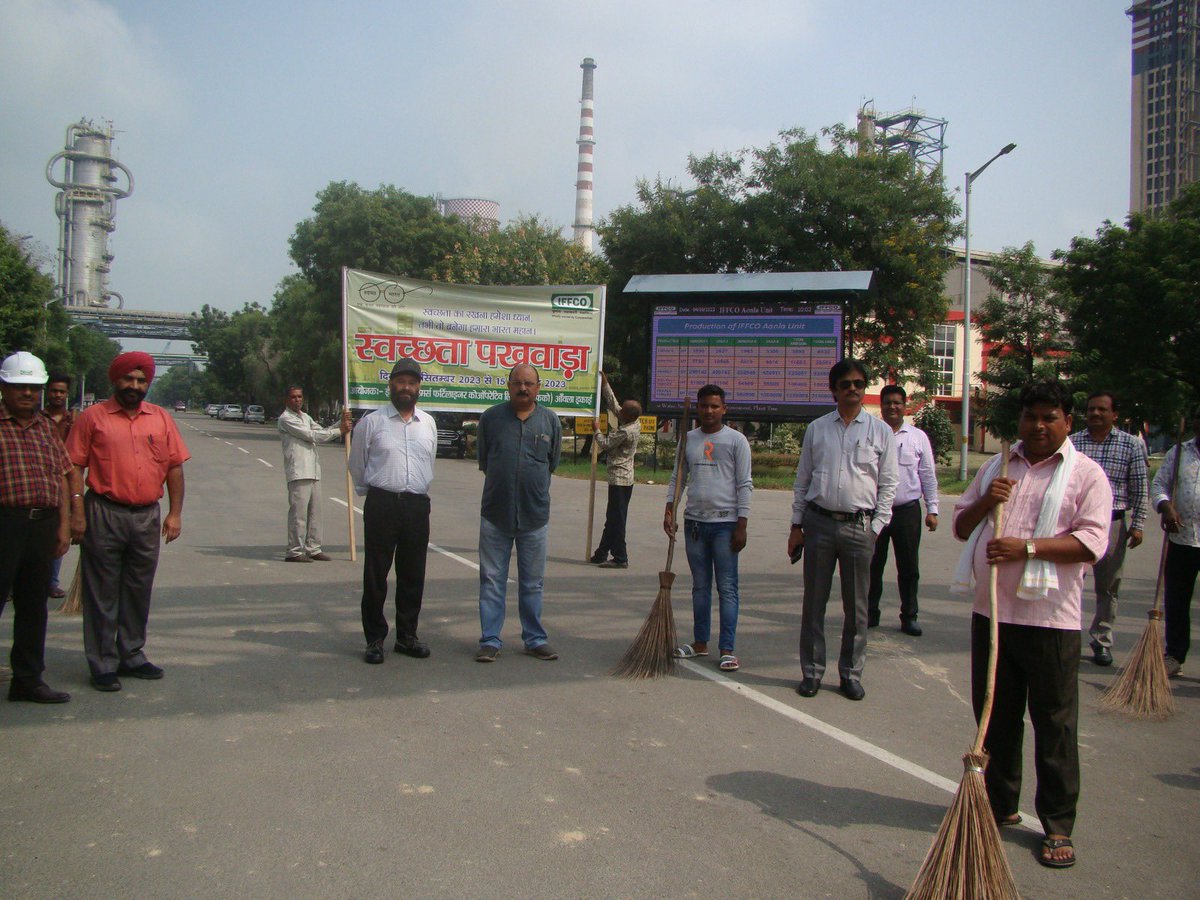 पॉलीथीन मुक्त  है इफको आंवला संयंत्र और पॉल पोथन नगर #स्वच्छता पखवारा के अंतर्गत इफको अधिकारियों ने शापिंग सेन्टर और संयंत्र परिसर में श्रमदान कर  सफाई का दिया संदेश।  #स्वच्छभारतअभियान..एक कदम स्वच्छता की ओर #MyCleanIndia @drusawasthi @IFFCO_PR