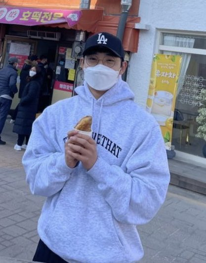 rationalese's tweet photo. 안경 쓴 문동주 코여워 https://t.co/YOh7Hc44od