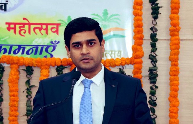 siddharth2596's tweet photo. ग्रेटर नोएडा अथॉरिटी के एसीईओ #IAS आंनद वर्धन का तबादला। #VC गोरखपुर विकास प्राधिकरण की मिली जिम्मेदारी।
@OfficialGNIDA
 @AnandVardhanIAS https://t.co/8o7ge0fh1D