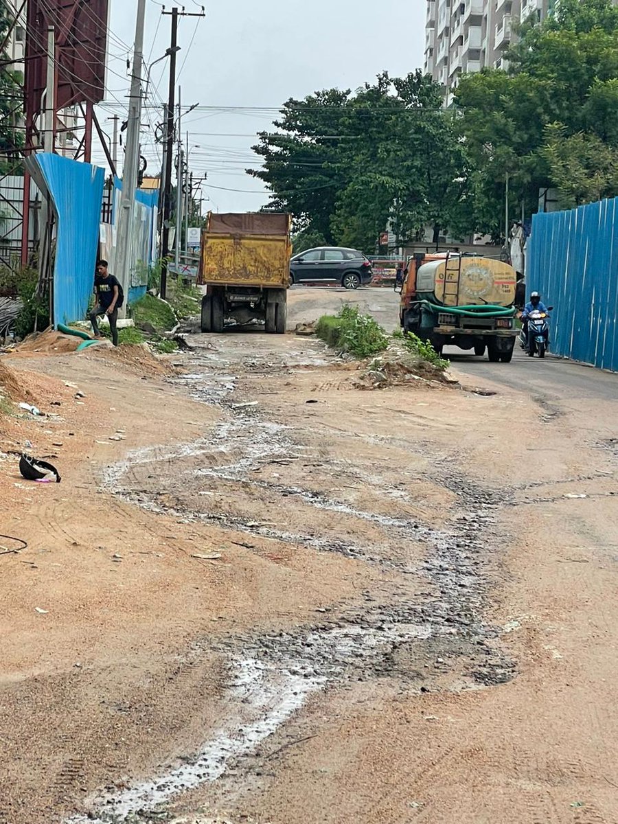 IamNeelaKrishna's tweet photo. @GHMCOnline @KTRBRS @KTRoffice #VasaviLakecity please see the condition of the road surrounding Vasavi Lakecity in Hafeezpet, roads were damaged due to transportation of construction material causing inconvenience, builder team and GHMC please look into this. https://t.co/tv6bNY0Vg5