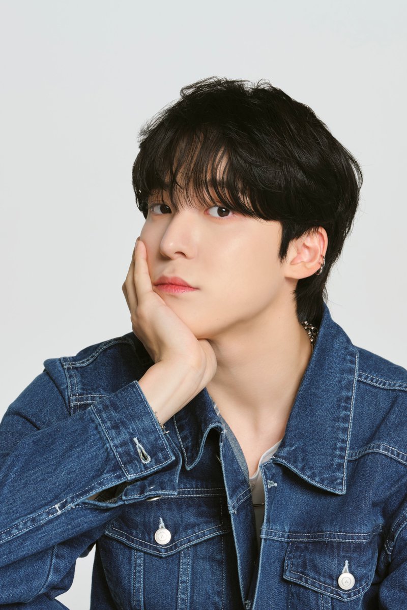 Denim jacket wrapped around me with a certain nonchalant elegance, bestowing upon my appearance a stylish aura that was anything but forced. Without resorting to any overt statements, it allowed my inherent charisma to seize the spotlight in a smooth and captivating manner.