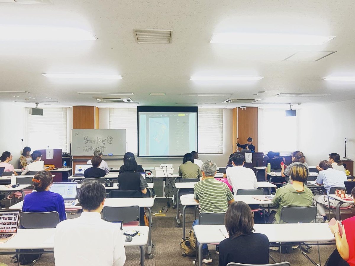 LiveBusinessLlc's tweet photo. 一眼レフ焦って買わないで！

ネットショップを始めるに
当たって必ずぶち当たる壁

それは写真😆

それをスマホで完結させる
スマフォトセミナー❤️

参加者が求めている内容を次から次に

杉田さん@sugitacamera
ありがとうございました😊

#スギタカメラ #sugitacamera 
#ライブビジネススクール
#EC https://t.co/x4RxiI2PTB