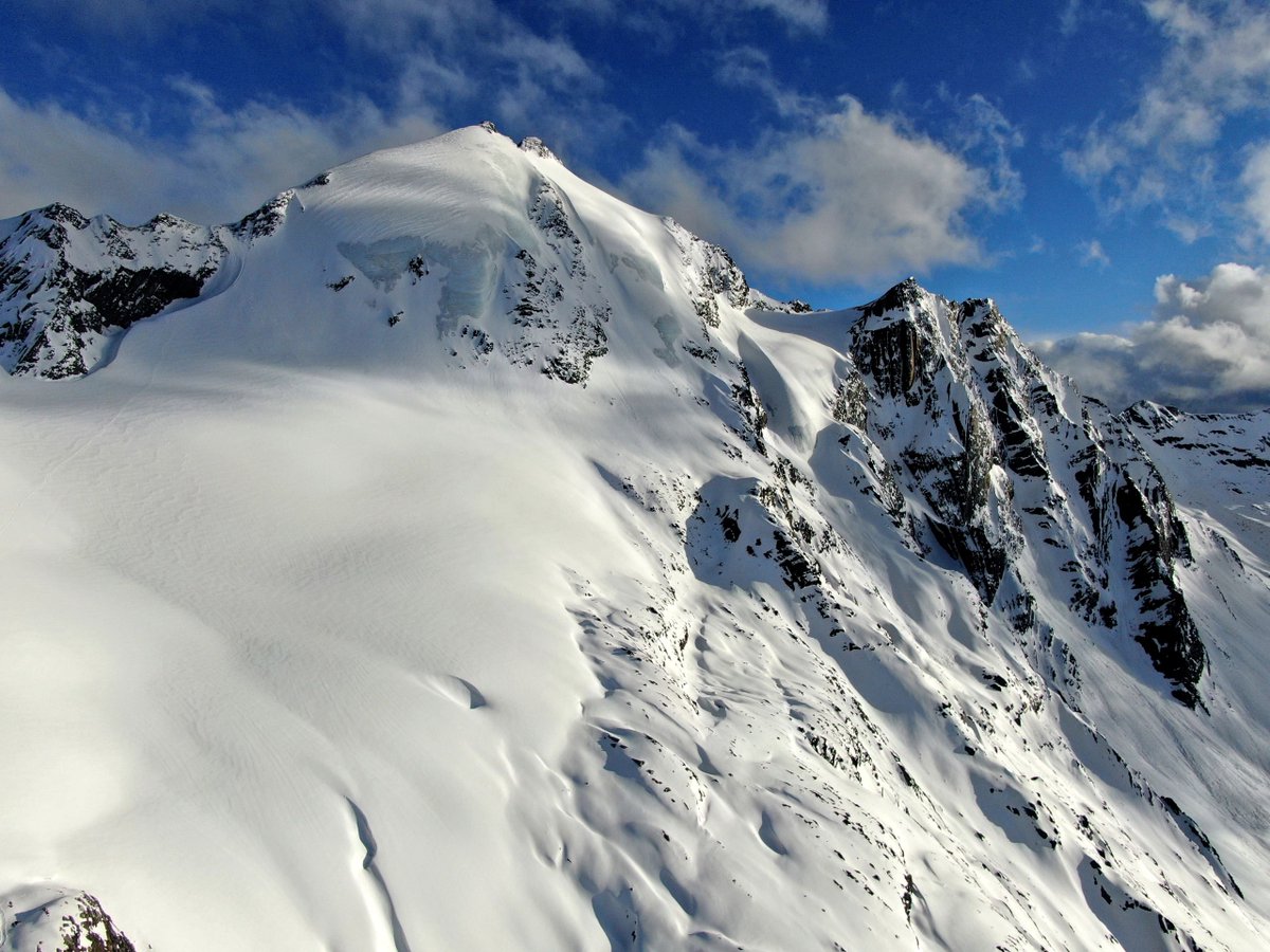 MaryDiving's tweet photo. Flurries of snow covered the nature ski resort, dyed white a big mountain. Everywhere here is a blanket of white, like being covered with a thick white quilt, the snow is about 50 centimeters thick feet on the snow creaking sound! https://t.co/mVDd83wi9P