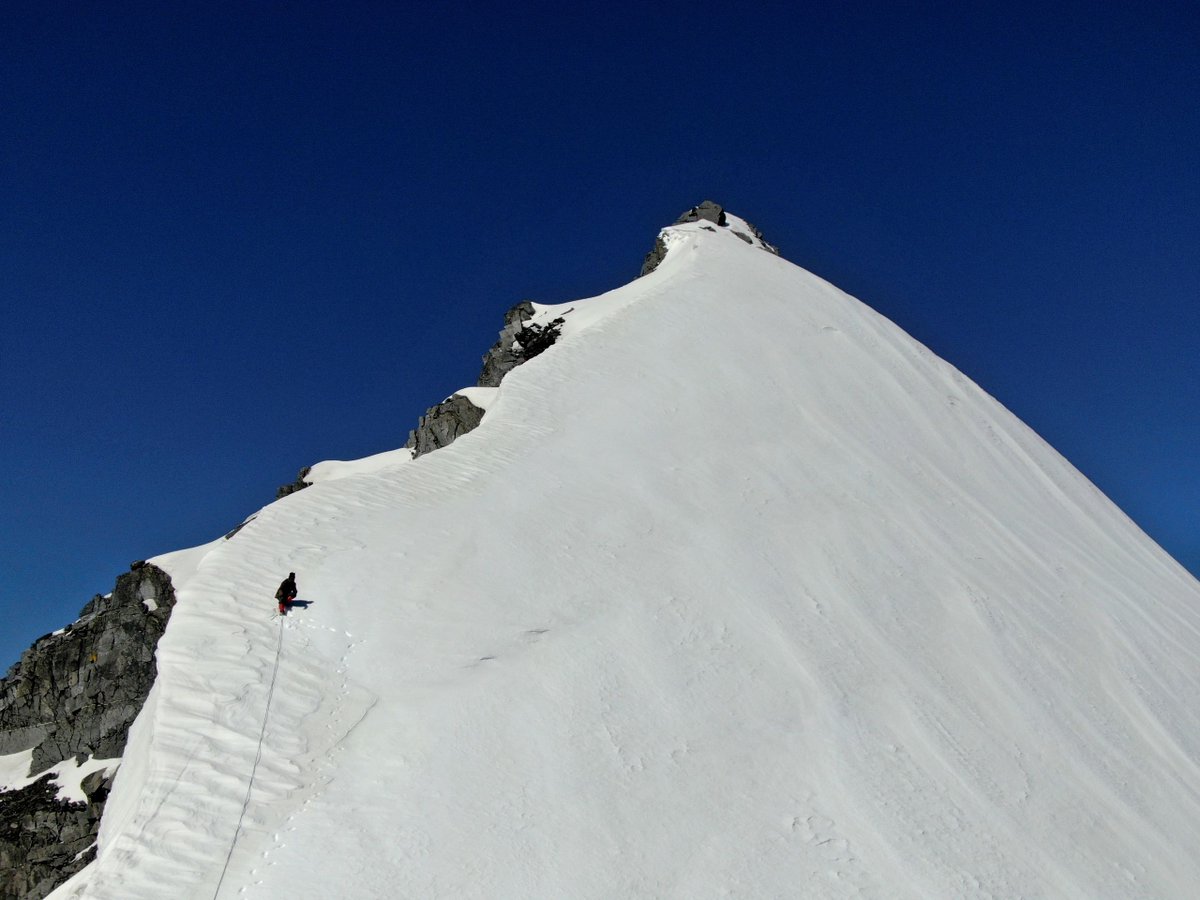 MaryDiving's tweet photo. Flurries of snow covered the nature ski resort, dyed white a big mountain. Everywhere here is a blanket of white, like being covered with a thick white quilt, the snow is about 50 centimeters thick feet on the snow creaking sound! https://t.co/mVDd83wi9P