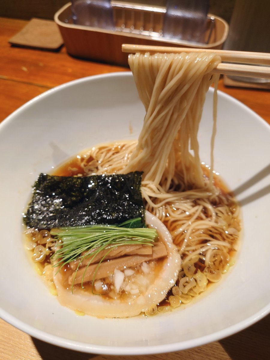 tx_ogaken's tweet image. 「Japanese Ramen Noodle Lab Q」

#札幌 ついでに念願の #LabQ へ。
#裏Q の日らしく #煮干し醤油 に。
ほのかに煮干し感じる清湯醤油に細麺。
ぐるぐるチャーシューで昇天(๑´ڡ`๑)
#煮干し醤油らぁ麺 1200円

#JapaneseRamenNoodleLabQ #麺リフト #箸上げ #ラーメン #拉麺 #拉面 #ramen #라면