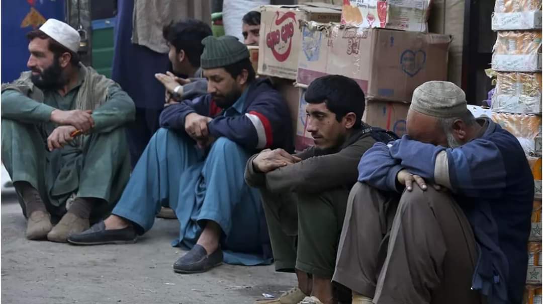 پاکستان کے روتے ہوئے مرد کو دلاسے کی ضرورت ہے!

نگران وزیر اعظم انوار الحق کاکڑ کہتے ہیں کہ کچھ عناصر جان بوجھ کر مایوسی پھیلا رہے ہیں لیکن میں نے آج سے پہلے پاکستانی مردوں کے چہروں پر ایسی بے بسی اور پژمردگی کبھی نہیں دیکھی۔ ایسی اکتاہٹ، افسردگی، تفکرات اور بے چارگی ہے کہ فکریں