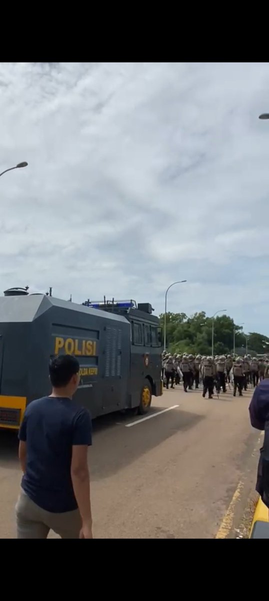 angkytm's tweet photo. Potret keadilan di negeri ini, rakyat mempertahankan hak hidup untuk tidak digusur proyek investasi Pulau Rempang, Batam, Kepulauan Riau, justru dihadang aparat, ditangkap dan menjadi korban kekerasan. Miris, investasi ber-darah2, penuh kekerasan dan air mata. https://t.co/pxQ1ytHvlI