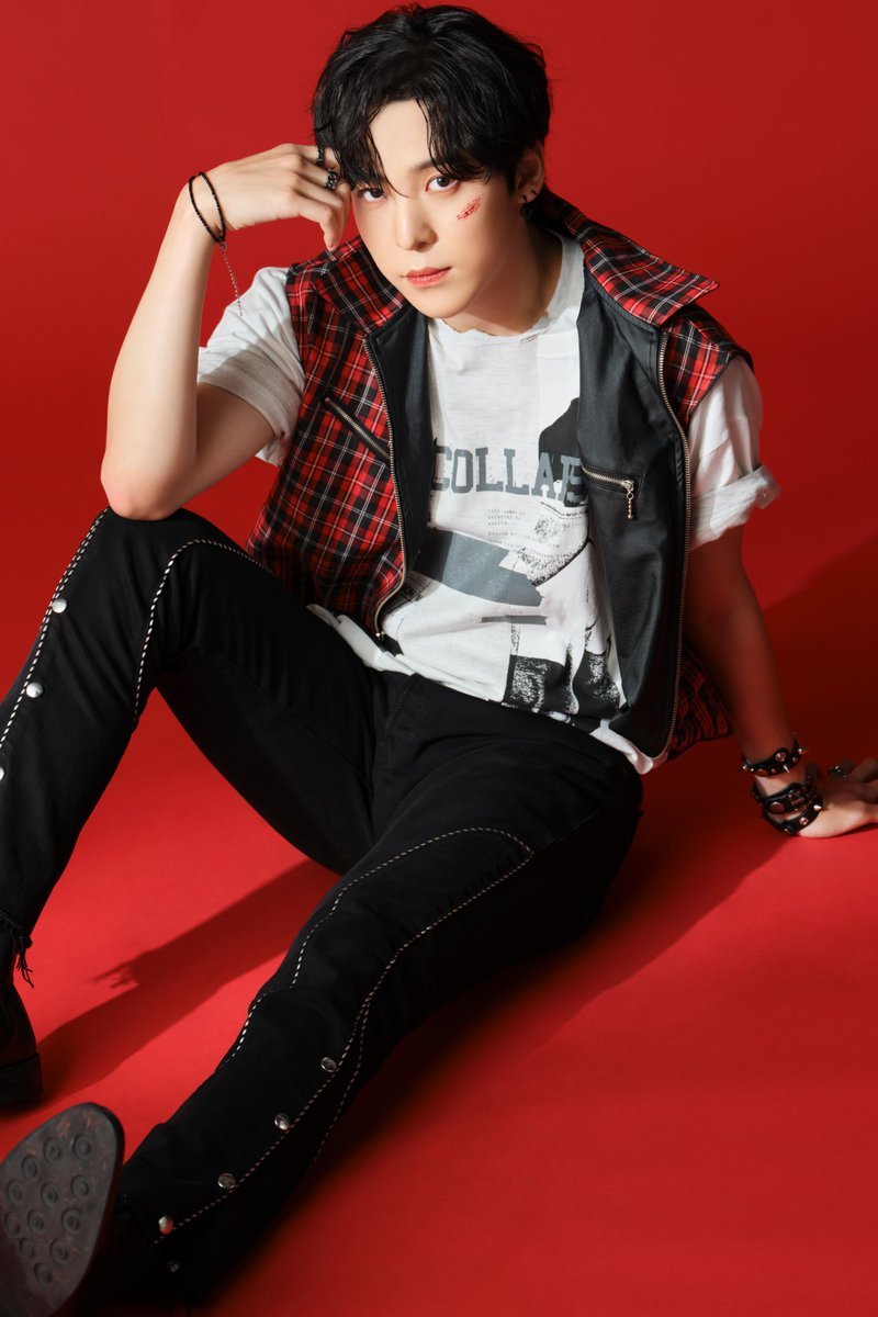 Adorned like a glamorous rock star, I was bedecked from head to toe in an array of stylish accessories. Even the strategically placed artificial wound on my cheeks added a touch of undeniable sophistication, taking my overall appearance to new heights of charm and allure.