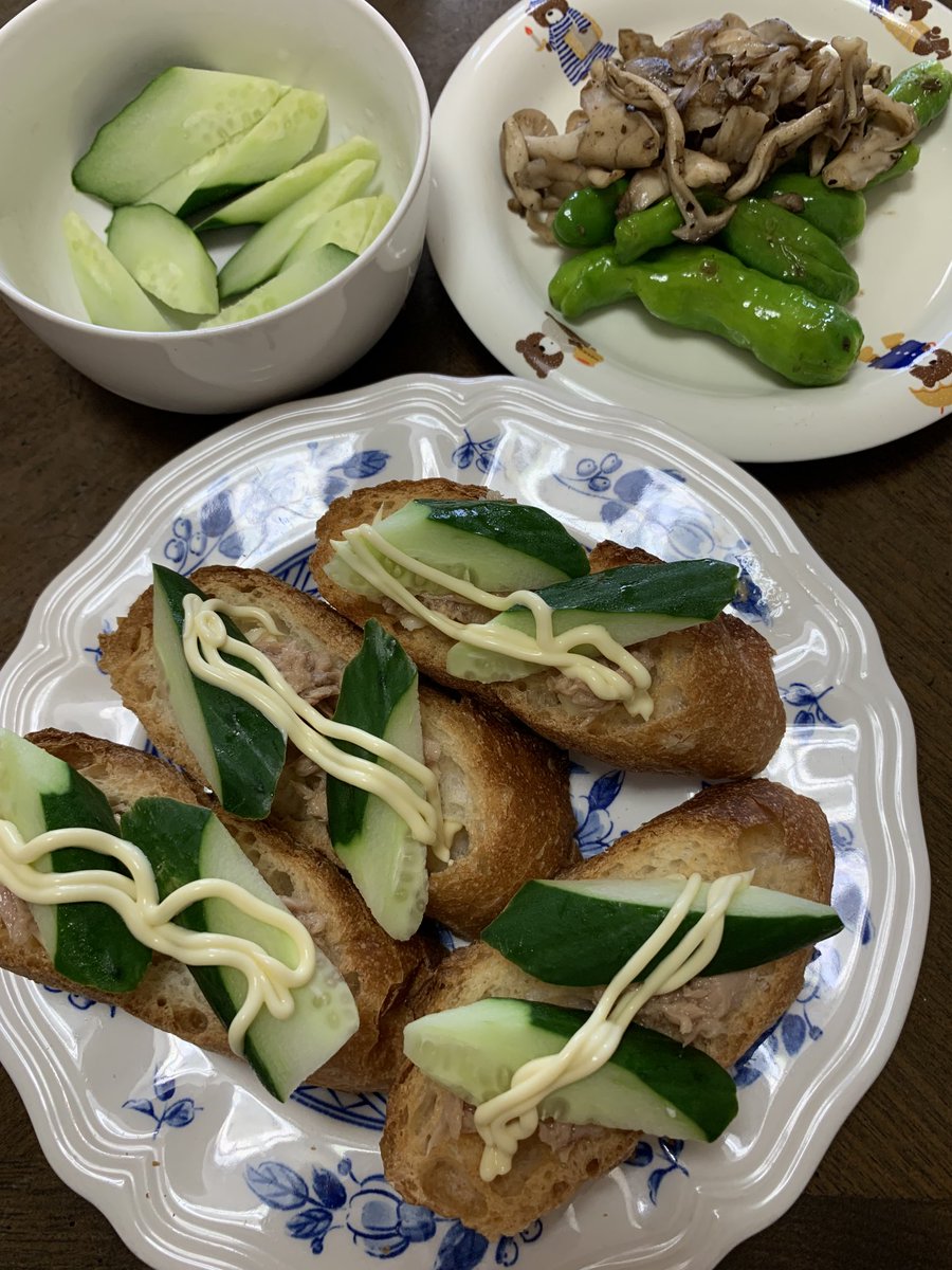 SuzukiDt's tweet photo. #Lunch,🥖 #baguette #Opensand
ツナ,胡瓜& #獅子唐 #しめじ炒め ,今日も満腹だ。 https://t.co/d3pRUpkhd8