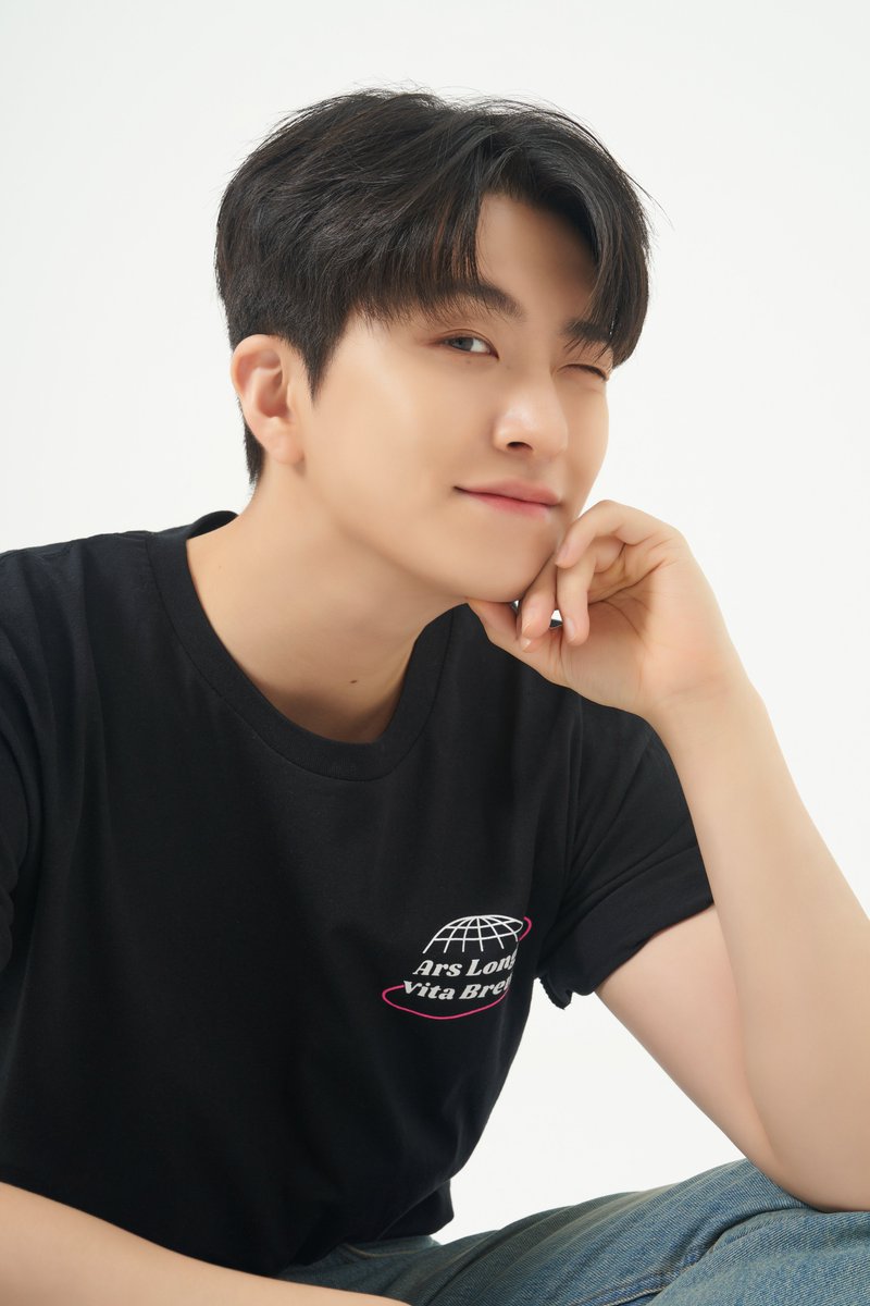 YOUNGJAExArs's tweet photo. [Ars X Coco]

"Ars longa, Vita brevis."
영재의 슬로건이 담긴 티셔츠를 홈페이지에서 만나보세요!

📆2023.09.01(금) 2PM (KST) ~ 09.14(목) 2PM (KST)
🔗https://t.co/MH4VFCQfXH https://t.co/pMSnRWLGQl