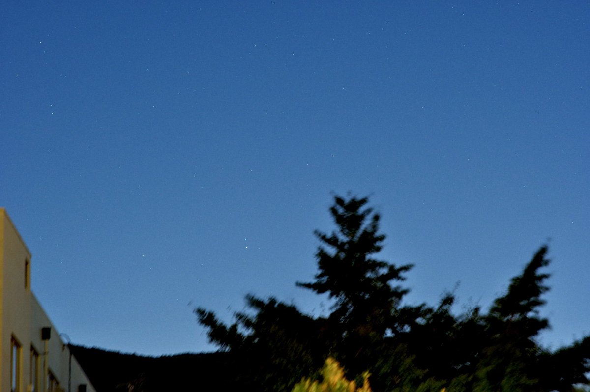 今朝の西村彗星　4時半に目が覚めて、一眼のみ　双眼鏡でもわかりますね

今日は、特にわかりやすい場所でした

左　右のトリミング　pentax kp samyang 85mm 35換算127mm 

#c2023p1 #西村彗星
