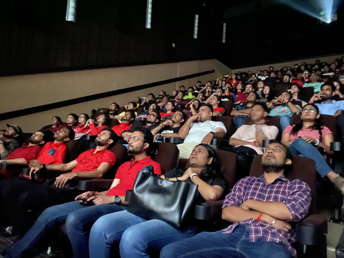 TheClubSRK's tweet photo. Shah Rukh Khan & his fans ❤️
A pure tale of romance 💘
@iamsrk @RedChilliesEnt @Atlee_dir
#Celebrationstarted #JawanDay #JawanFDFS https://t.co/9jD6mf9a6j