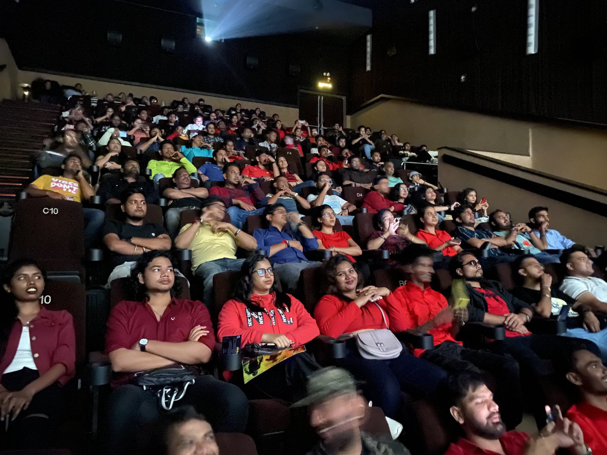 TheClubSRK's tweet photo. Shah Rukh Khan & his fans ❤️
A pure tale of romance 💘
@iamsrk @RedChilliesEnt @Atlee_dir
#Celebrationstarted #JawanDay #JawanFDFS https://t.co/9jD6mf9a6j