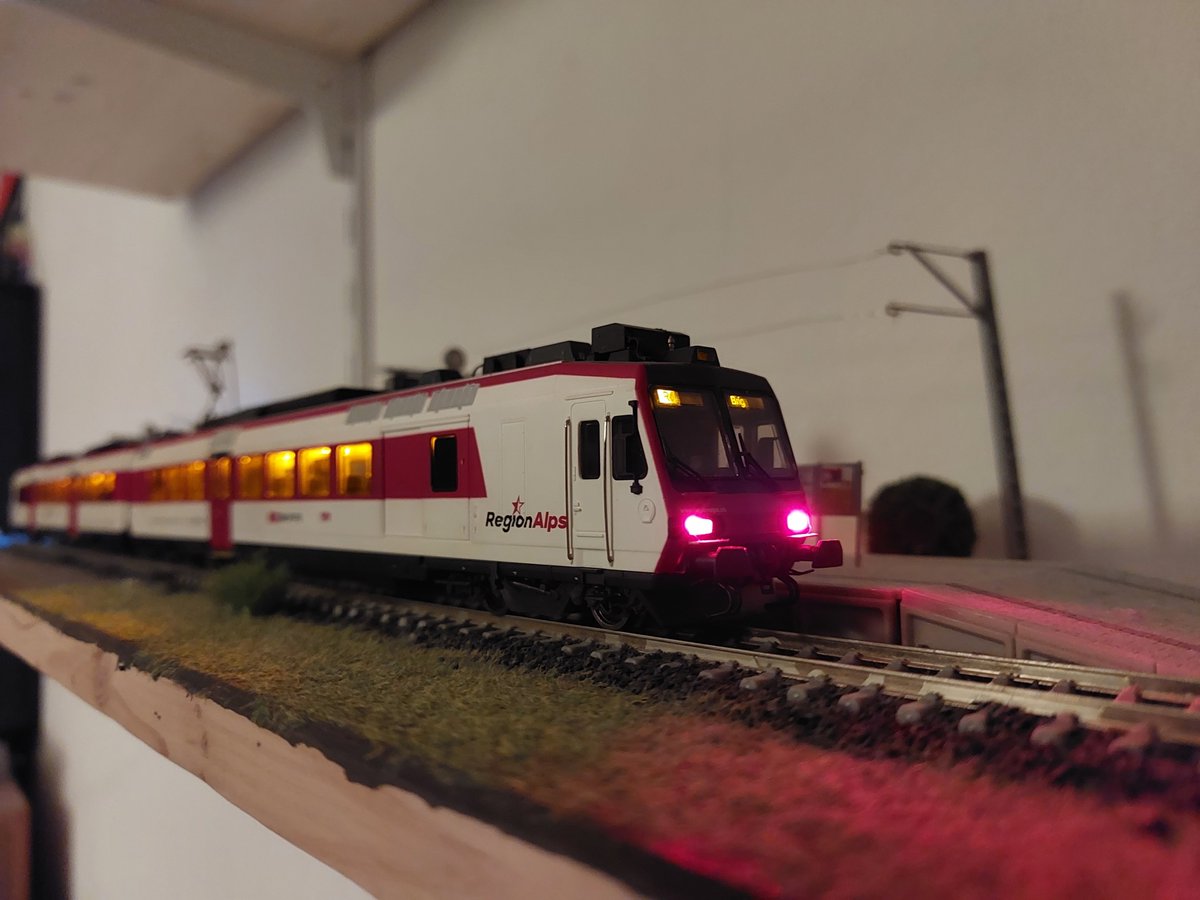 Gave my new SBB Domino a quick test I am so happy to add it to my fleet of Swiss Trains. Model by Liliput.