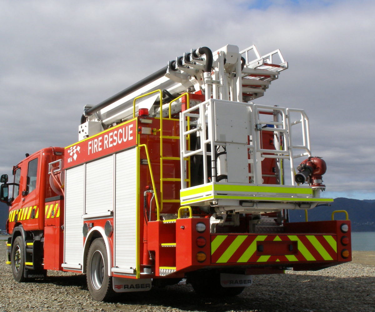 teambestioles's tweet photo. #JeudiBestioles

On s'envole 🛩 pour les #Fidji 🇫🇯 avec ce  @ScaniaFrance P310 CP28 double cabine 🚒 carrossé par #Fraser 🇳🇿

Pompe Godiva P2B+4010 5500l/mn à 10b.
1000 l. d'💧
Système de dosage ☁️ #FEECON
Lance #AKRON StreamMaster 3578
Échelle aérienne CTE VP220 avec PLTF (22m) https://t.co/TGgmnyVIO9