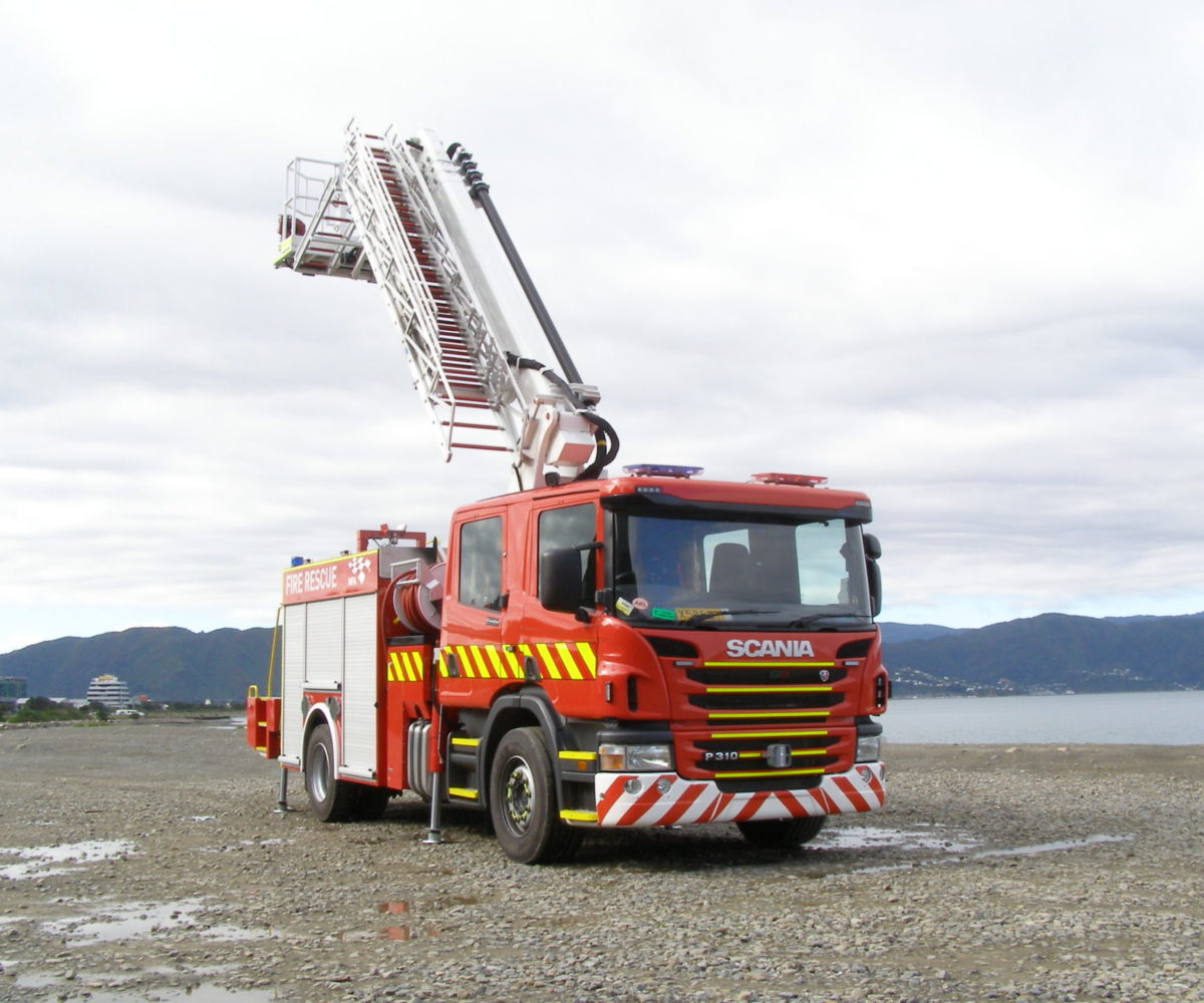 teambestioles's tweet photo. #JeudiBestioles

On s'envole 🛩 pour les #Fidji 🇫🇯 avec ce  @ScaniaFrance P310 CP28 double cabine 🚒 carrossé par #Fraser 🇳🇿

Pompe Godiva P2B+4010 5500l/mn à 10b.
1000 l. d'💧
Système de dosage ☁️ #FEECON
Lance #AKRON StreamMaster 3578
Échelle aérienne CTE VP220 avec PLTF (22m) https://t.co/TGgmnyVIO9