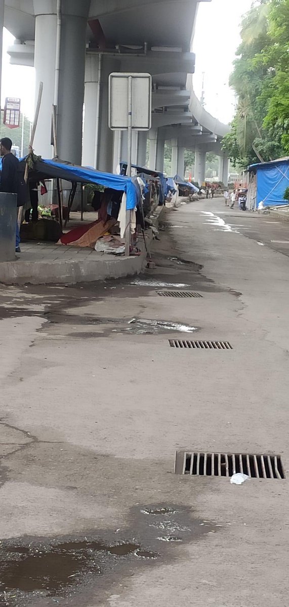karan2239's tweet photo. New slum created, opposite Sai Mandir #kandivalieast ,on WEH(toward Borivali side)on the new service road. please do the needful, before development of full slum. There is already lot of mess/unhygienic situation below under ground bridge. #BMCMumbai #BMC #bmc2023 #EknathShinde https://t.co/hjc345i6yi