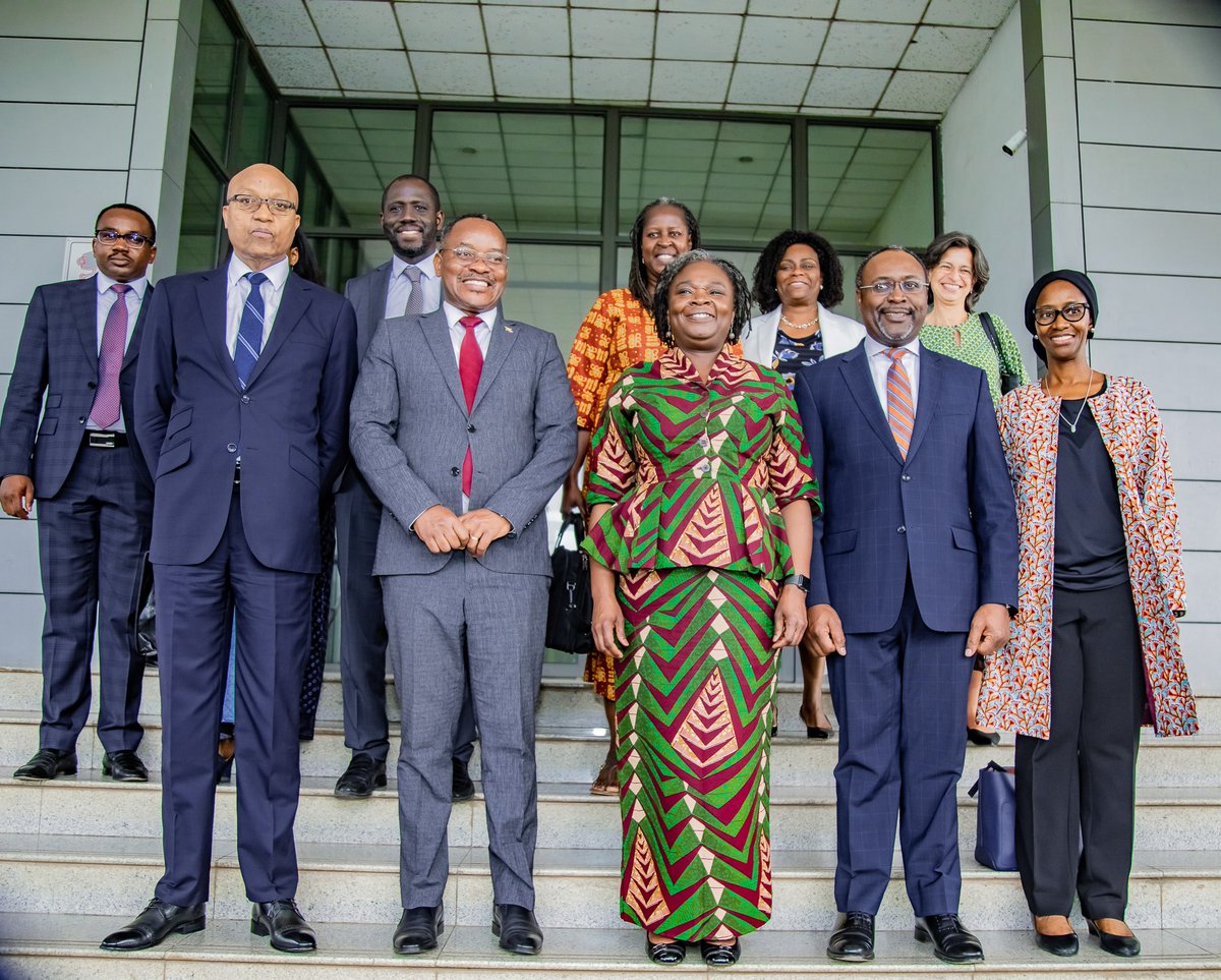 En fin d’après-midi de ce mercredi 6/09/2023, dans les enceintes du <a href="/FinancesBdi/">Ministère des Finances Burundi</a>, s’est tenu sous le leadership éclairé de S.E le Premier Ministre, Lt-Gén Pol #Ndirakobuca_Gervais, une réunion avec la délégation de la <a href="/Banquemondiale/">Banque mondiale</a> conduite par Mme <a href="/VictoriaKwakwa/">Victoria Kwakwa</a>,