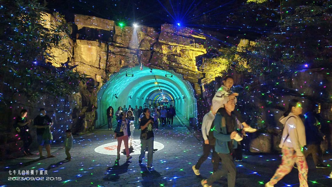 GoboProjector's tweet image. Water ripple lamps and #goboprojectors are running at Wulong Tiankeng Scenic Area in Chongqing, all #gobos  projection rectification by our software, without the incongruous patterns of distortion.

 #Customgobos #sygobos