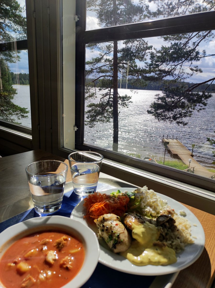 ErkkaVLehtola's tweet photo. Etätyökeikka (jalkapallo)paratiisissa @Eerikkila. Maistui. Vahva suositus! 
#ihmiset #ilmapiiri #hymyt #huolenpito #luonto #maisemat #rauha #syke #työteho #sportti #herkut https://t.co/XVWc4Bz3l4