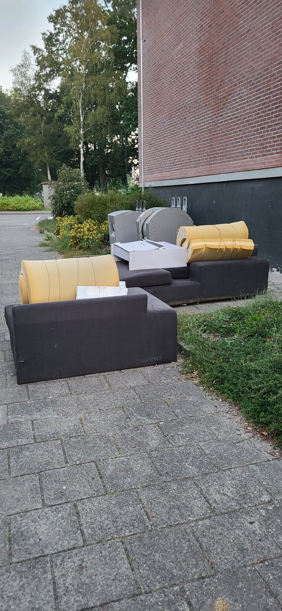 LVDV63's tweet photo. @gem_apeldoorn Het is nu donderdag en alles staat er nog.  Sterker nog,  het wordt steeds meer https://t.co/nMuuXibSBL