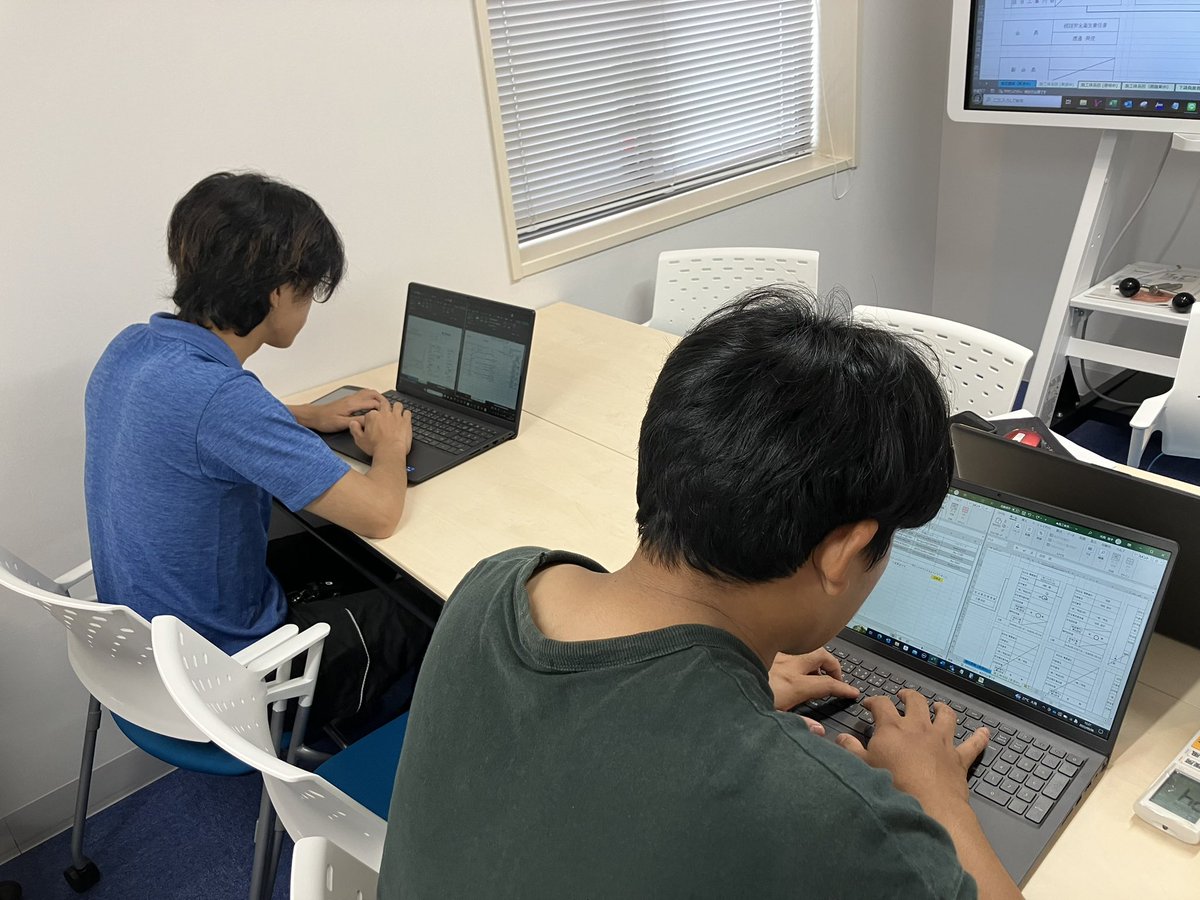 seidensya2525's tweet photo. 【安全書類作成】
施工管理のお仕事は、意外とオフィスワークも多いのです💻
施工図面を書いたり、提出書類を作成したりと…📄

新人研修で安全書類の作成方法も勉強中です💡

#施工体制台帳 https://t.co/KYT1ZOTlAi