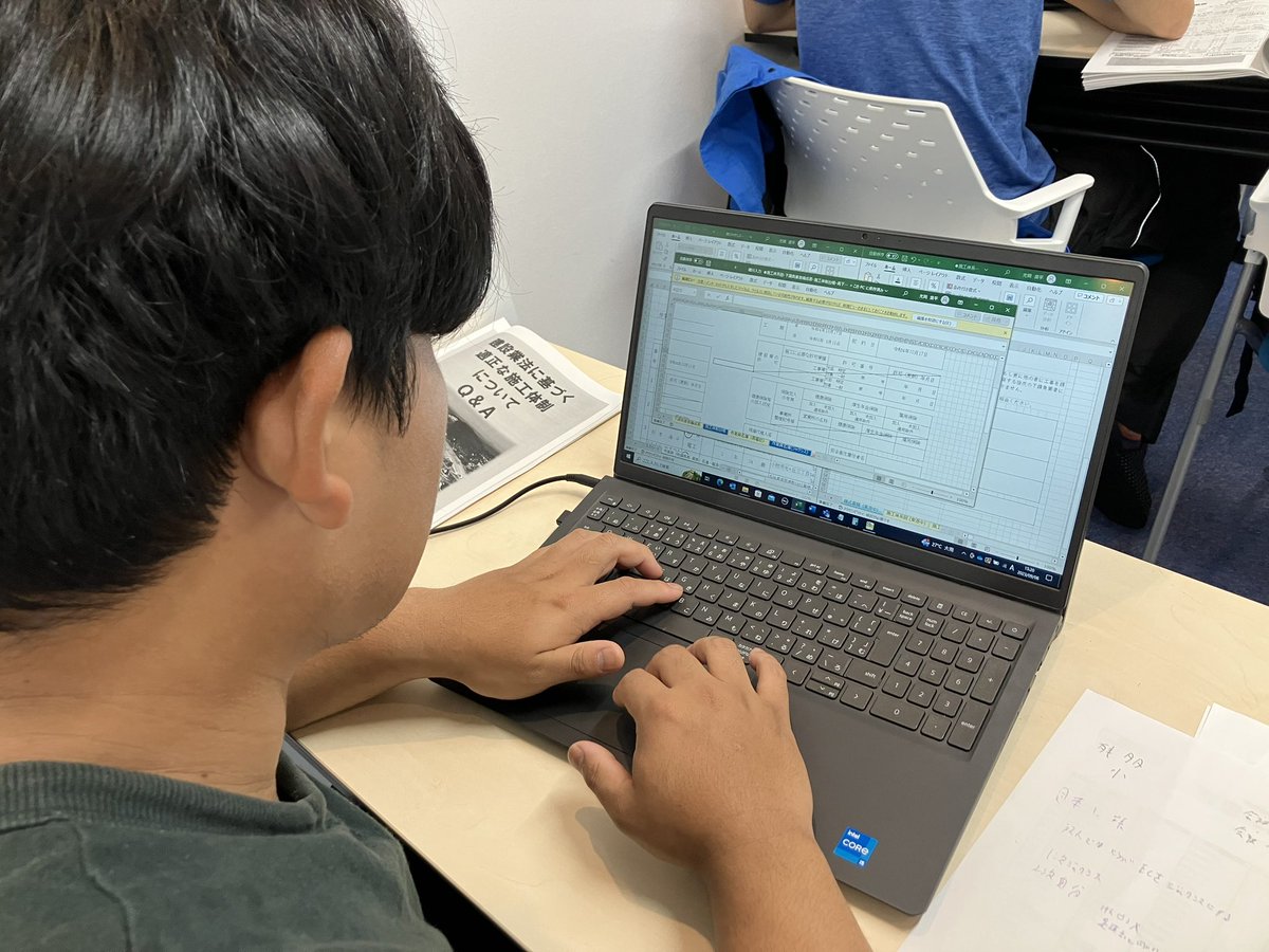 seidensya2525's tweet photo. 【安全書類作成】
施工管理のお仕事は、意外とオフィスワークも多いのです💻
施工図面を書いたり、提出書類を作成したりと…📄

新人研修で安全書類の作成方法も勉強中です💡

#施工体制台帳 https://t.co/KYT1ZOTlAi